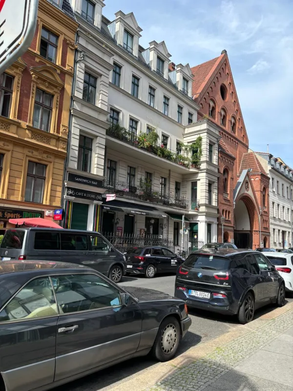 Zugang zur Praxis in der Auguststraße 91 in Berlin-Mitte